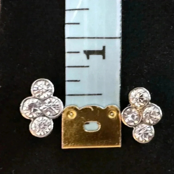 Silver Tone Cluster Crystal Necklace Earring Set Women’s Fashion Jewelry - Picture 5 of 6